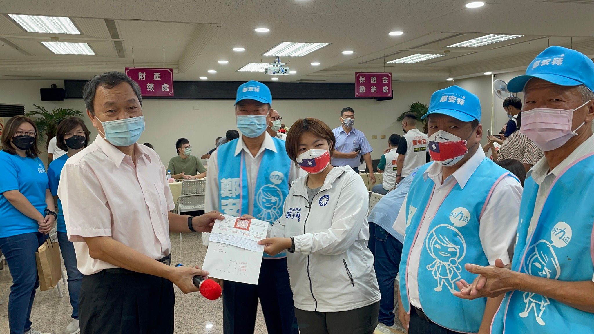 可能是 9 個人、大家站著和室內的圖像