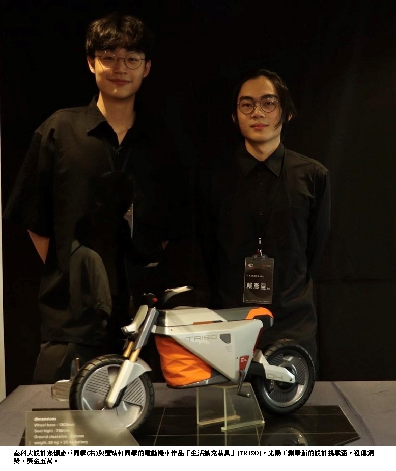 可能是 2 個人、大家站著、摩托車和室內的圖像