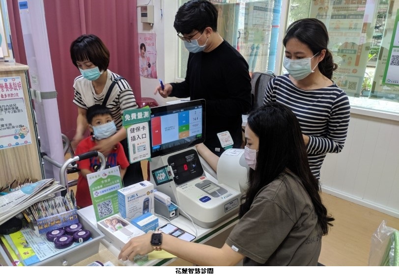 可能是 4 個人、大家站著和室內的圖像