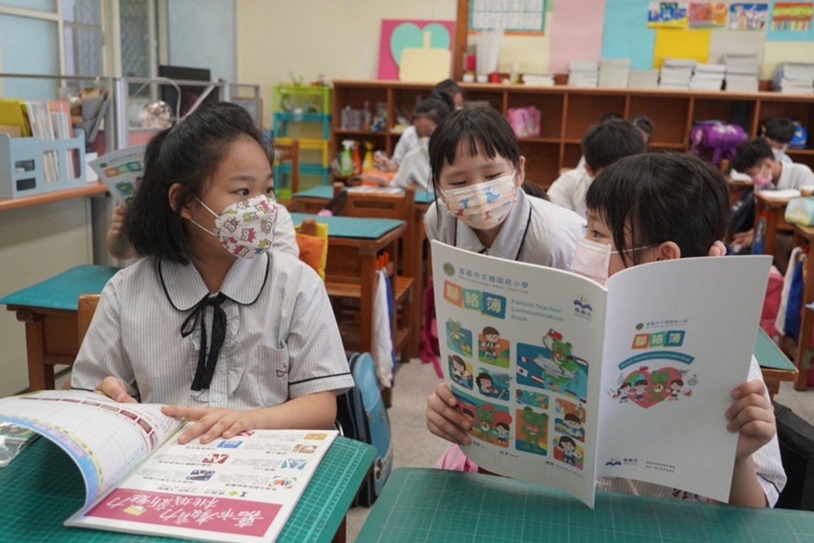 有歸屬感的聯絡簿 嘉義市各校聯絡簿開箱秀創意 品德、生命教育成特色