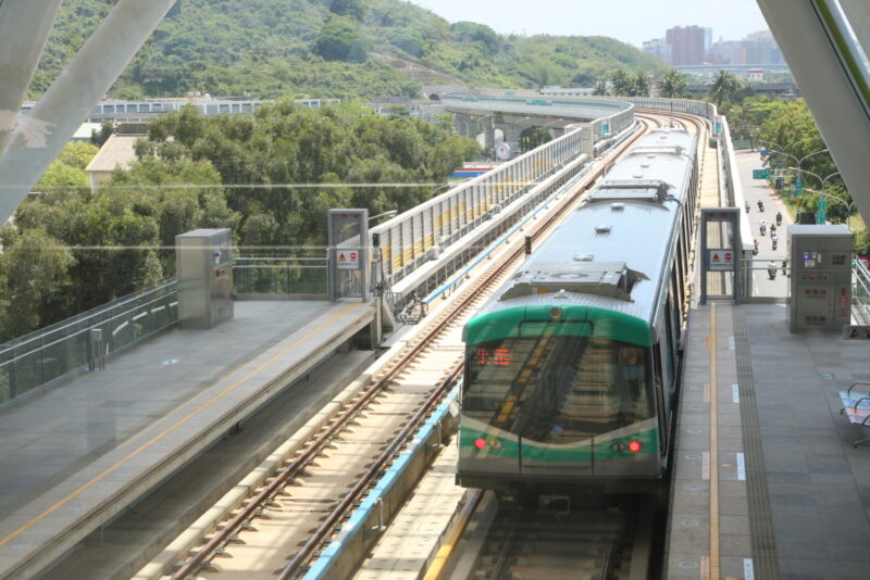 高雄捷運列車行駛照片