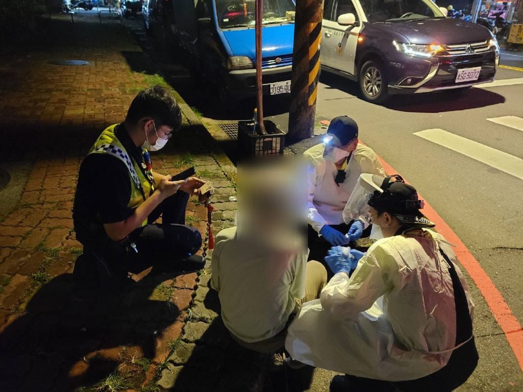老翁因身體不適，體力不支，癱坐於道路旁