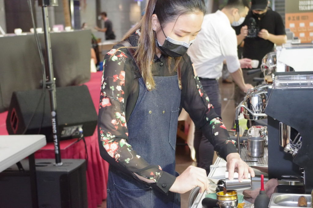 第五屆TSCA金杯獎參賽者在評審面前大展沖泡咖啡的專業1