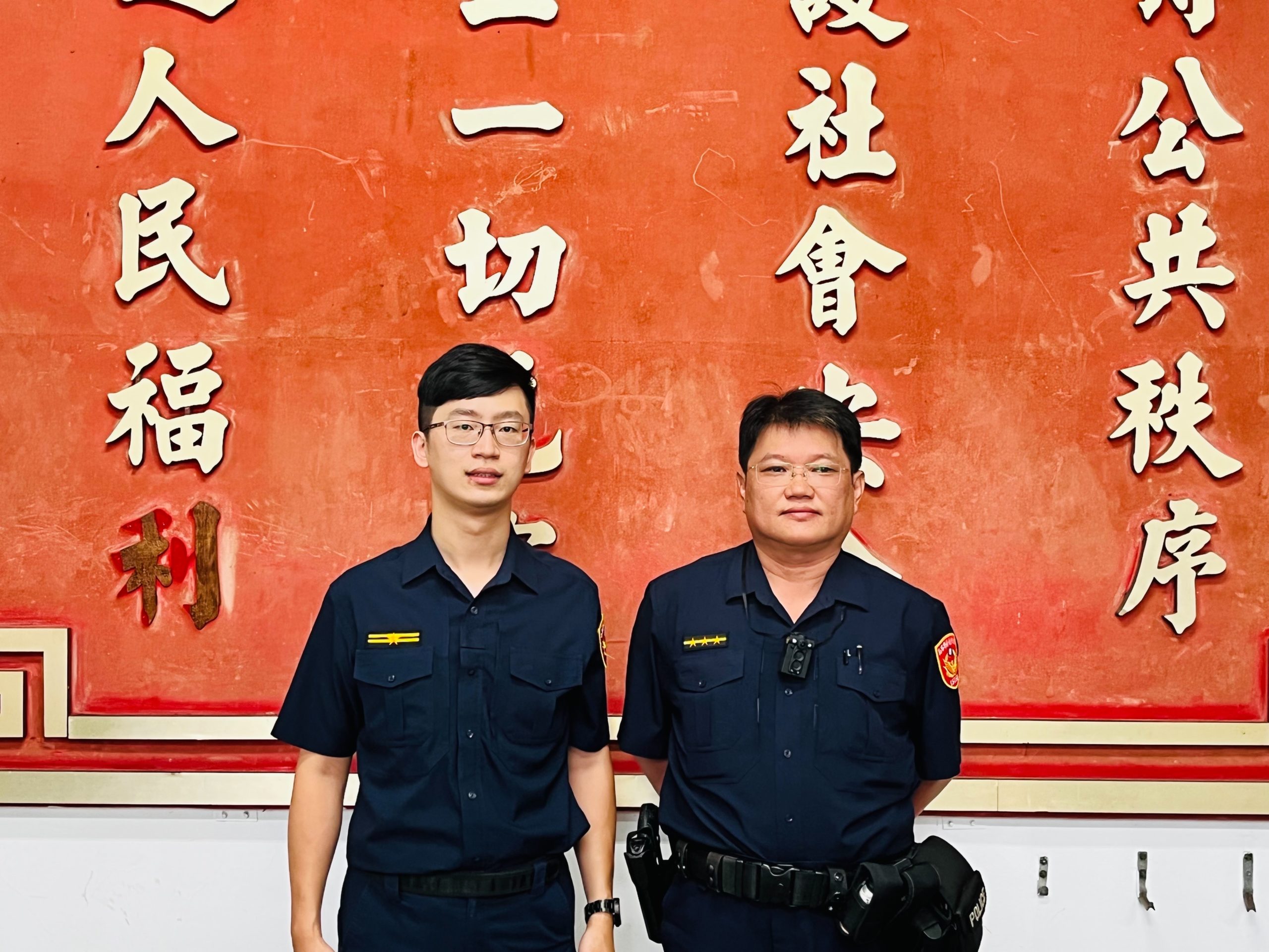 萬芳派出所所長蔡佾錩（左）、警員沈紀帆（右）