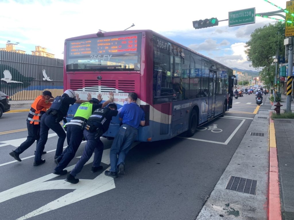 員警協同熱心民眾將故障公車順利移置路邊安全處所