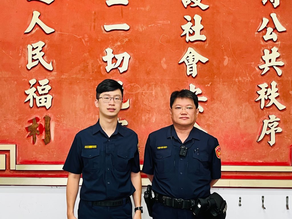 萬芳派出所所長蔡佾錩(左)、警員沈紀帆(右)