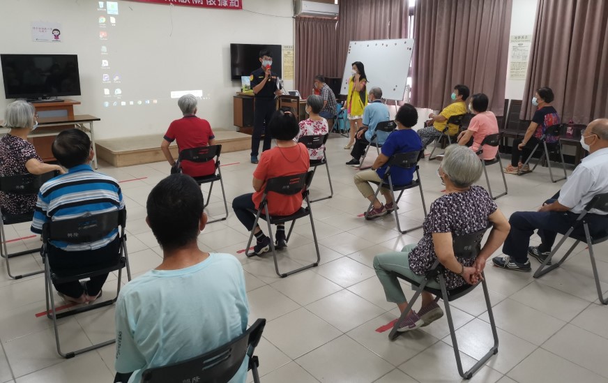 ▲中市警攜手交通部路老師，向高齡者宣導行人路權及防禦駕駛觀念    (圖/台中市警察局 提供)