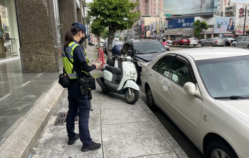 ▲警方將闖紅燈、併排違停及搶越行人穿越道列為交通安全月重點執法項目 (圖/台中市警察局 提供)