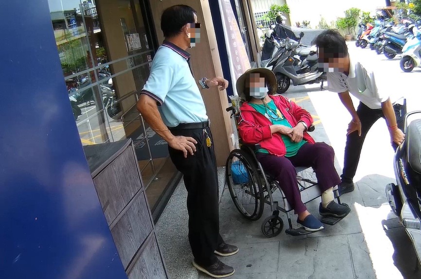 ▲七旬黃姓婦人出門購物卻不知如何返家,熱心民眾及里長上前關懷並報警 (圖/台中市警察局 提供)