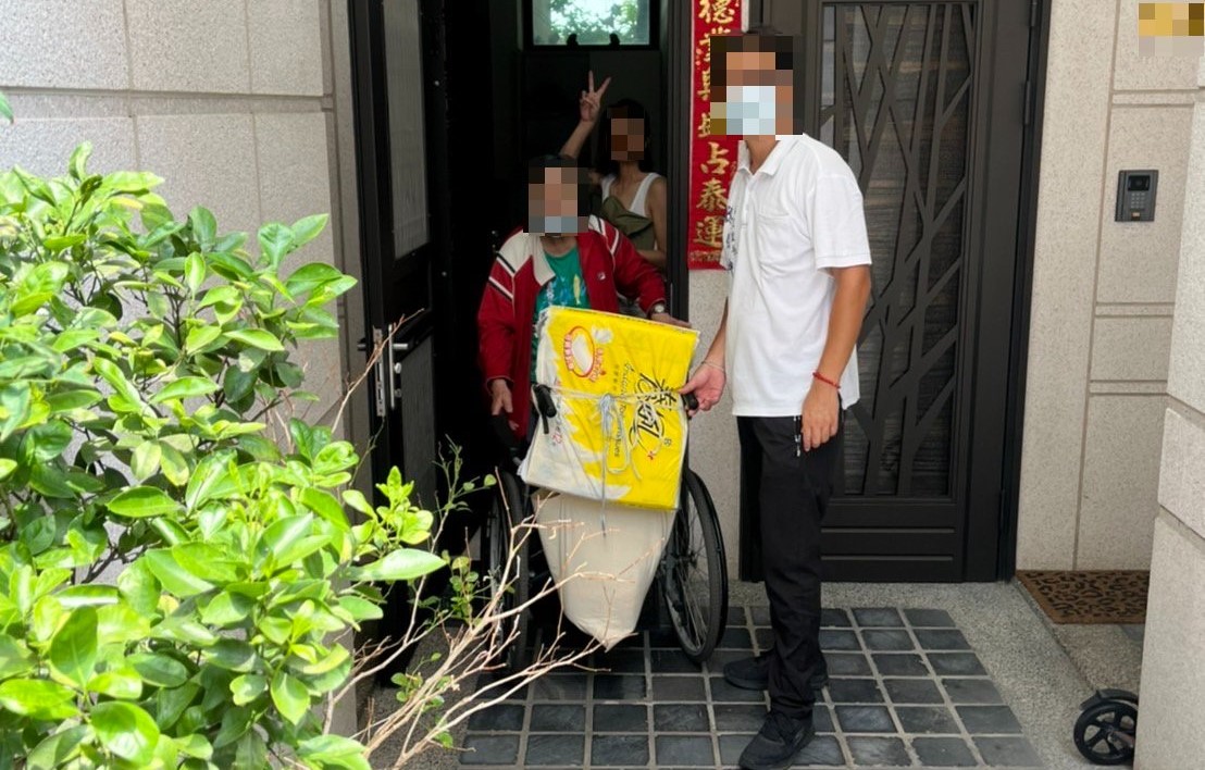 ▲警方載送老婦返家,並帶上購物戰利品衛生紙 (圖/台中市警察局 提供)