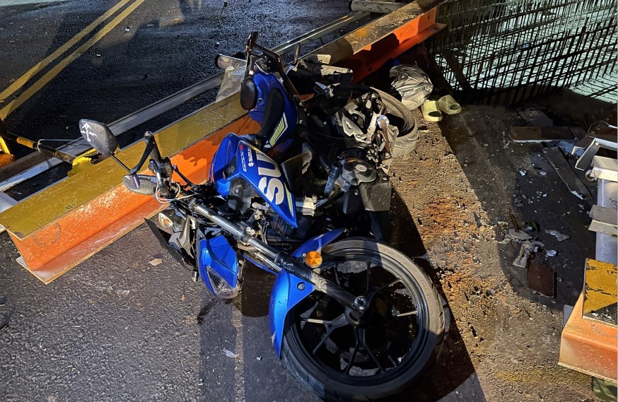 ▲王男騎乘機車，疑似因為夜間視線較差，一頭撞進工程施工處 (圖/苗栗縣警察局 提供)