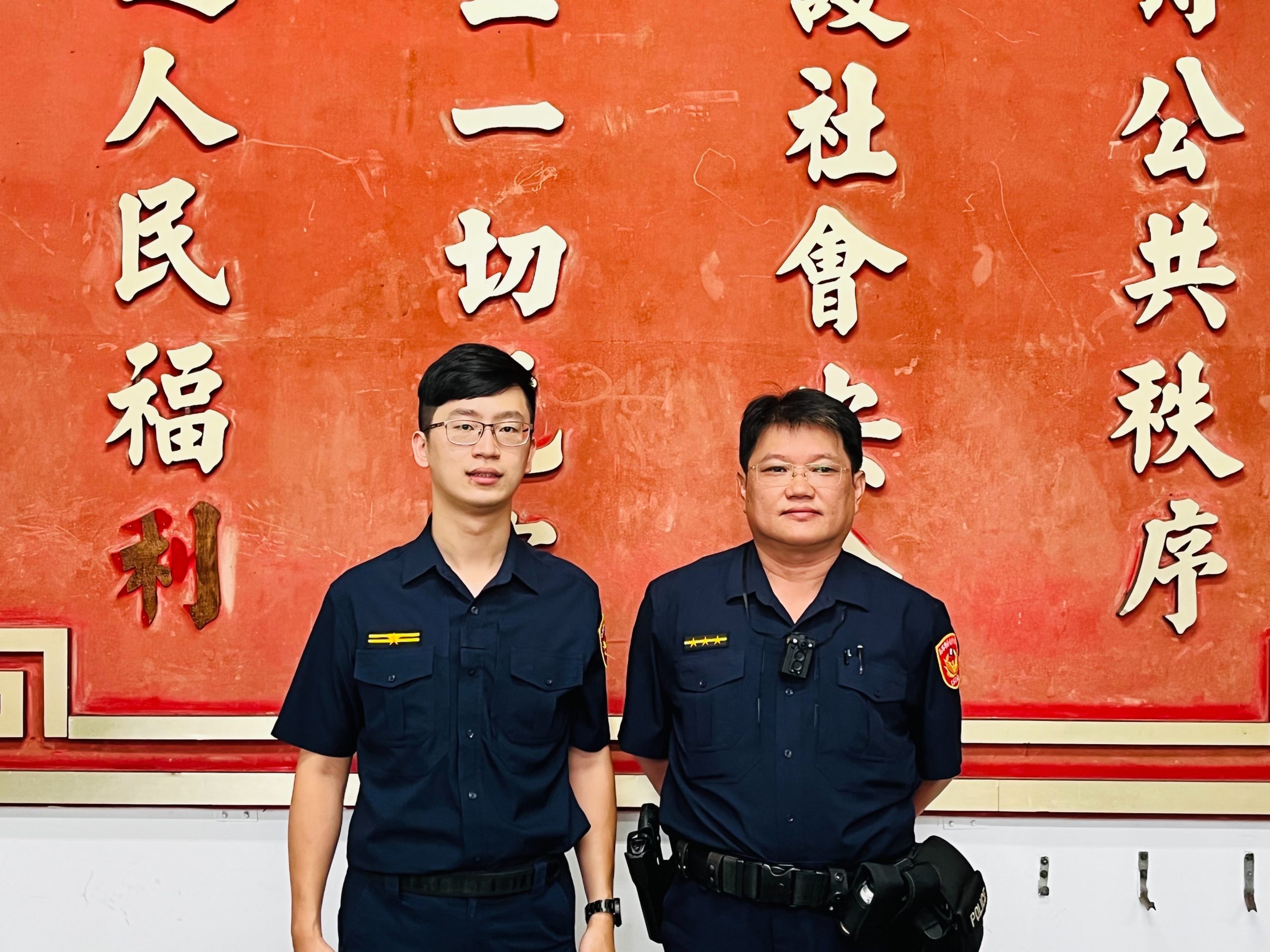 萬芳派出所所長蔡佾錩（左）、警員沈紀帆（右）