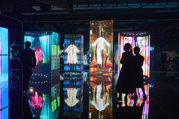 PMQ元創方主辦的《FabriX》,是香港第一個結合創作、製作至元宇宙營銷的多維度虛擬時裝先導企劃。主要展覽是一場時裝、視覺藝術、科技、且充滿未來感及互動性的視覺盛宴,帶領參觀者遊歷於實體與虛擬之間,見證虛擬時裝的無限可能。 PMQ元創方主辦的《FabriX》,是香港第一個結合創作、製作至元宇宙營銷的多維度虛擬時裝先導企劃。主要展覽是一場時裝、視覺藝術、科技、且充滿未來感及互動性的視覺盛宴,帶領參觀者遊歷於實體與虛擬之間,見證虛擬時裝的無限可能。