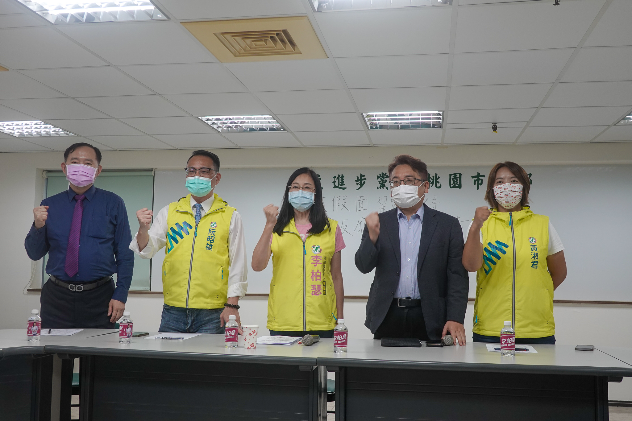 抄襲案爭議張善政提告民進黨 阮昭雄:用司法調查來推諉責任 44 李柏瑟與台北市議員阮昭雄、新北市議員候選人黃淑君、台灣新政協會執行長張宇韶、副執行長吳建忠與律師毛仁全