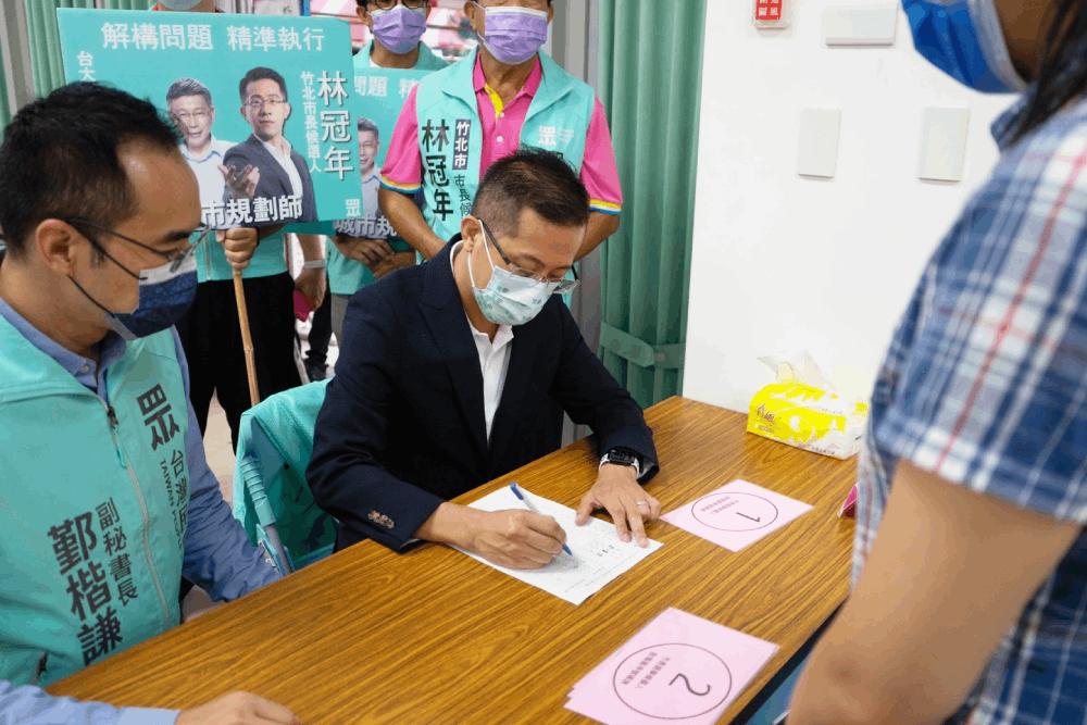 城市規劃師林冠年登記參選竹北市長 范振宗、柯媽媽到場加油 45 S 14680093