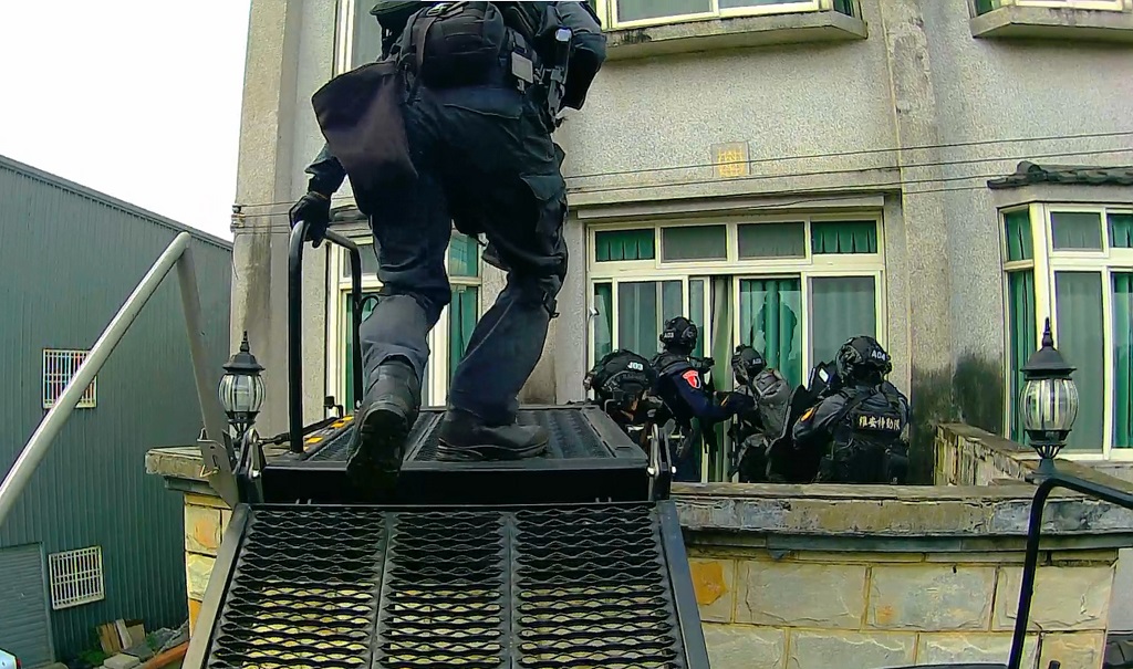 圖片說明:中市警刑大科偵隊日前持臺中地方法院核發之搜索票執行搜索任務,與警政署保一總隊維安特勤隊等共同破獲以賴嫌為首之詐欺集團。(記者謝榮浤翻攝)