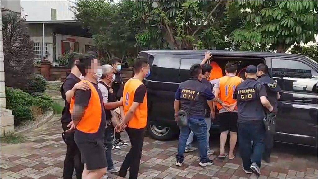 圖片說明:中市警刑大科偵隊日前持臺中地方法院核發之搜索票執行搜索任務,與警政署保一總隊維安特勤隊等共同破獲以賴嫌為首之詐欺集團,現場共查緝8人到案。(記者謝榮浤翻攝)