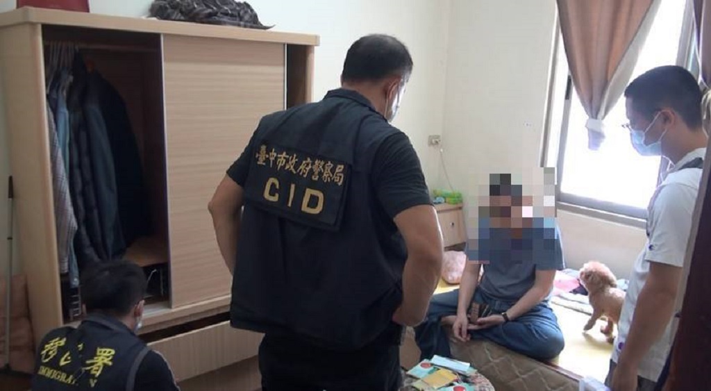 圖片說明:臺中市政府警察局與友軍單位合作報請臺中地檢署指揮偵辦,查獲人蛇集團在台之朱姓、林姓犯嫌2人。 (記者林㤈輝翻攝)