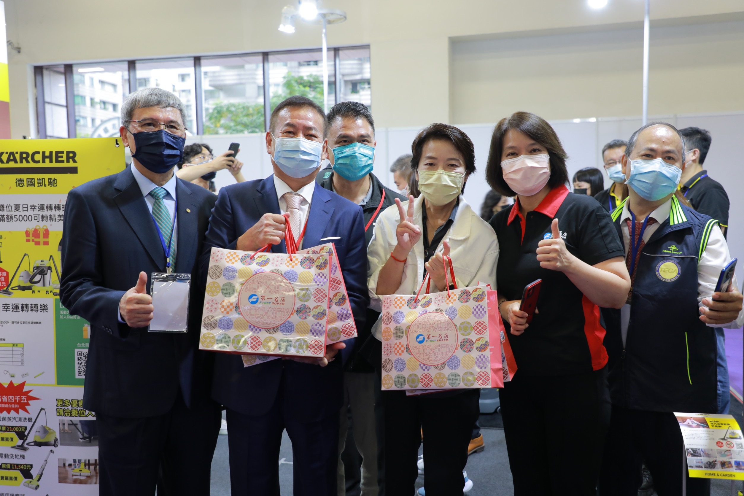 圖片說明:全國電器商業同業公會理事長廖全平(左二)、前台北市副市長及市長候選人黃珊珊(右三),喜獲由「第一名店」董事長王義郎所致贈的佳節禮盒。((孫翊修攝)
