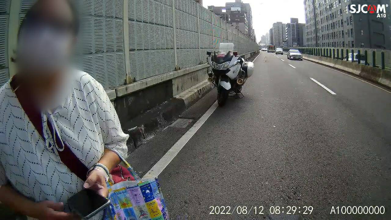圖片說明:黃女車胎爆胎卡在64高架。(記者徐煜勝翻攝)