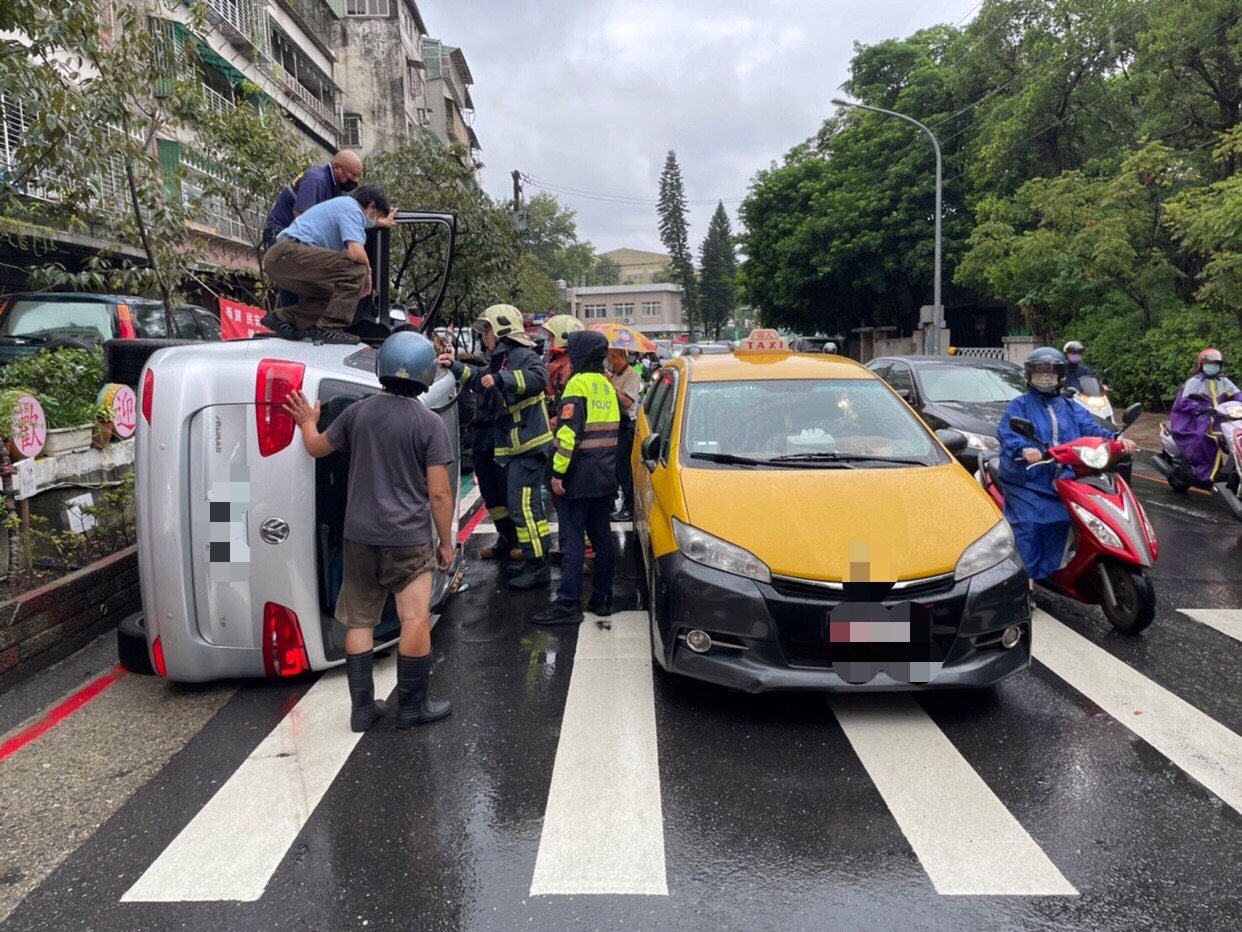 圖片說明:高男因身體不適衝撞矮牆翻車。(記者徐煜勝翻攝)