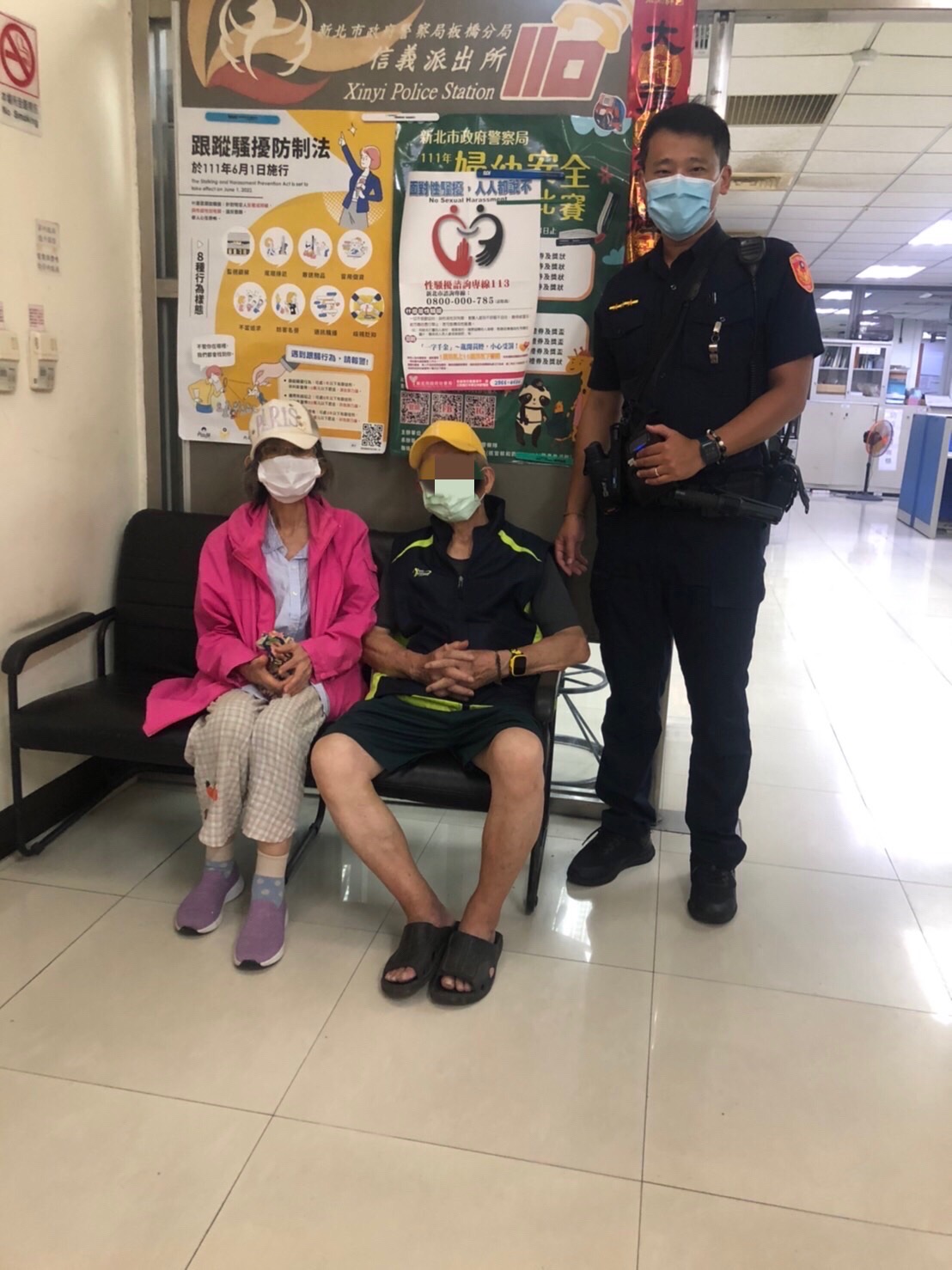 圖片說明:板橋警協助老翁順利返家。(記者戴昱弘翻攝)