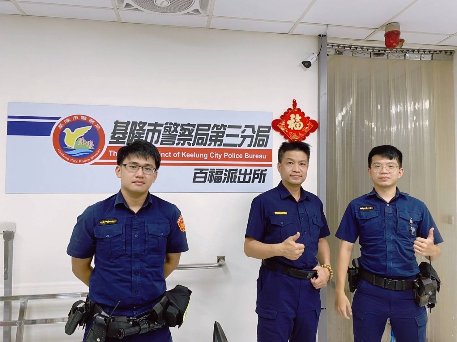 圖片說明:心愛寵物蛇不見焦急報案,百福派出所員警饒家綸(左)、所長羅軒偉(中)、員警張皓翔(右)協助尋獲虛驚一場。(記者宋紹誠翻攝)