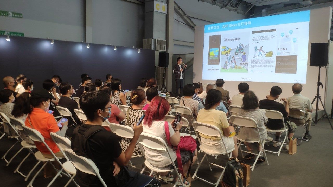 圖片說明:共享數位服務公司資深業務經理張景嵐分享「ChargeSPOT借電站」試辦計畫。(記者宋紹誠翻攝)