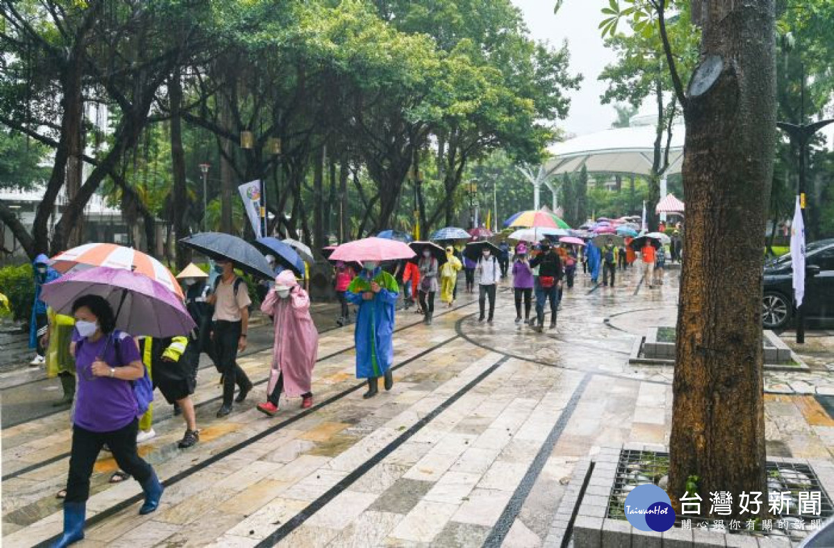 中壢運動嘉年華不畏風雨鳴笛健走,健康齊步減碳愛地球。