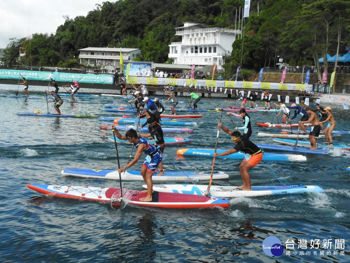 SUP立槳競速賽,選手挑戰全程3公里的日月潭公開水域立槳競速。