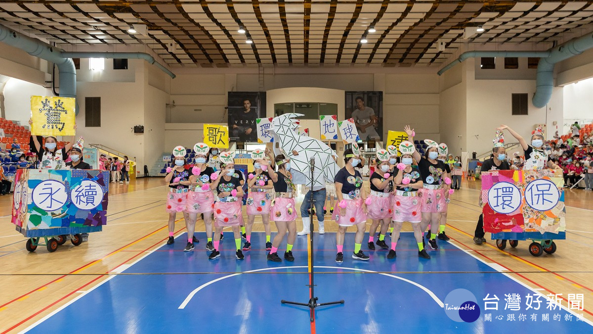 鶯歌區建國里利用回收紙箱製成象徵鶯歌的鶯歌鳥，搭配活潑的隊形，展現出熱情的環保精神而榮獲冠軍