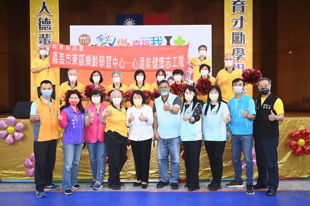 市長與樂齡學習中心合照