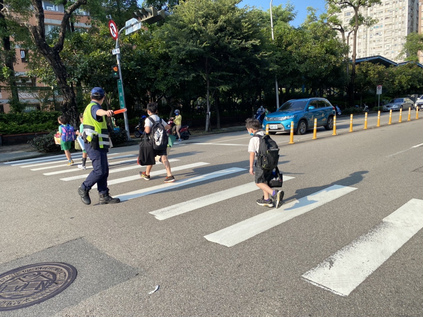 圖片說明:臺中市政府警察局第四分局黎明派出所員警於近期開學之際上、下學時間執行護童專案。(記者林㤈輝翻攝)