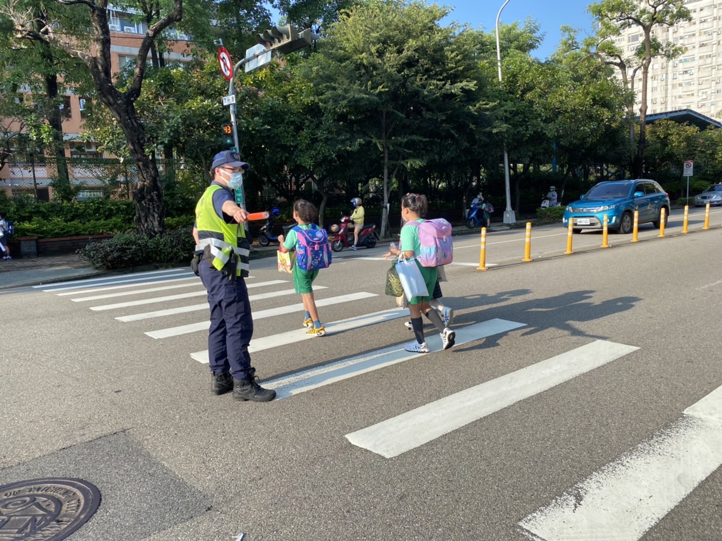 圖片說明:因為臺中市政府警察局第四分局黎明派出的護童專案,讓家長及學童安心及放心。(記者林㤈輝翻攝)