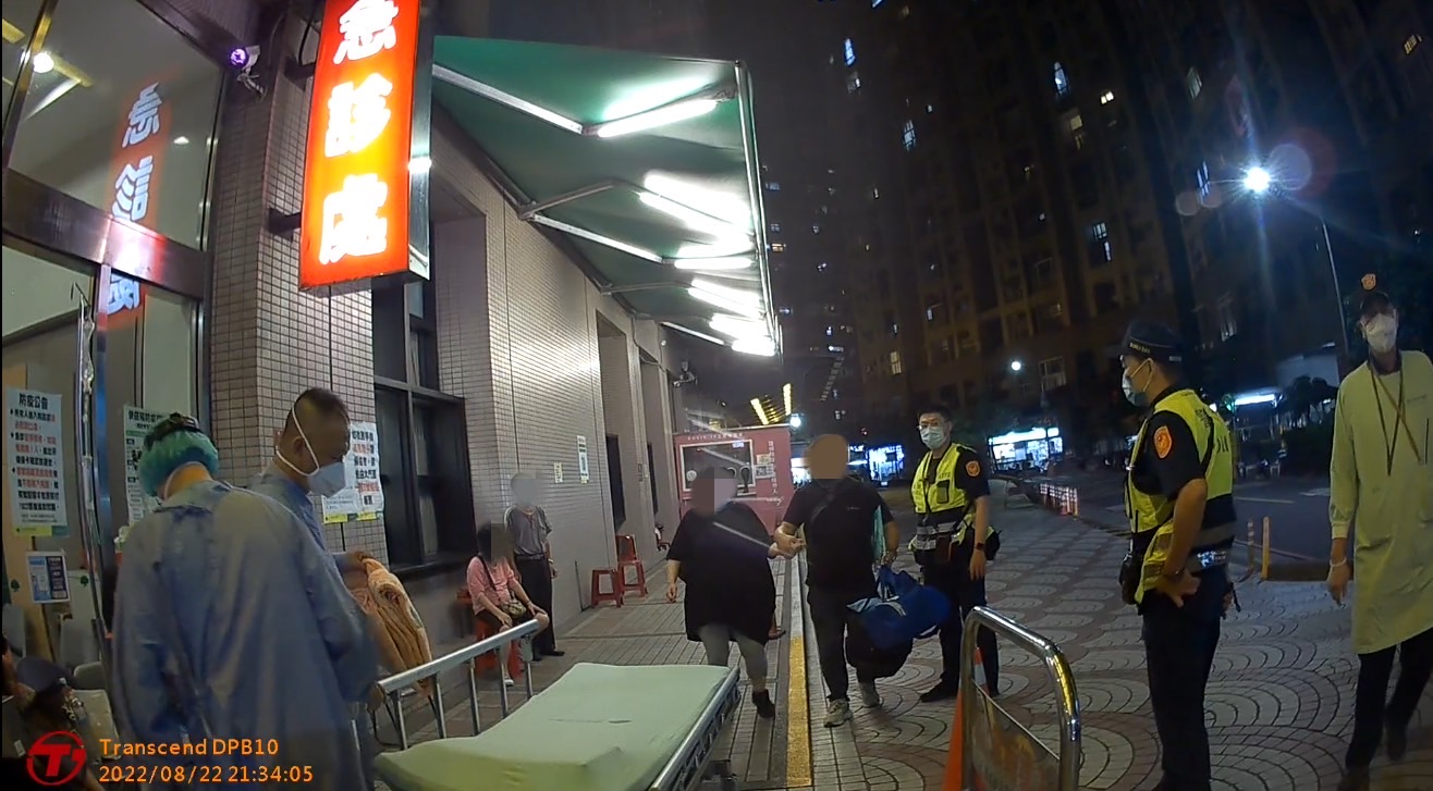 圖片說明:汐止警護送婦人到院生產。(記者徐煜勝翻攝)
