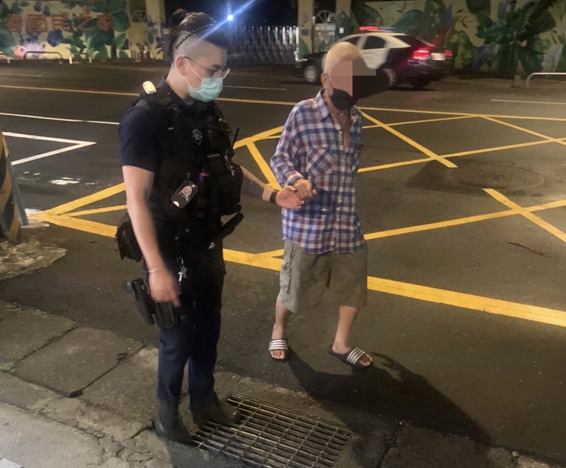 圖片說明:警員先將老翁帶回派出所照顧。(記者戴昱弘翻攝)