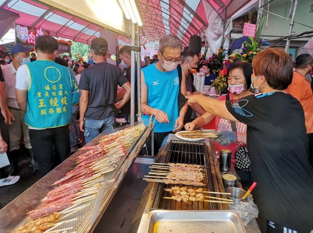 圖片說明:台中旱溪與大慶夜市知名攤販到場提供美味小吃,有點像嘉年華會一樣歡樂的活動。(圖/記者林㤈輝翻攝)