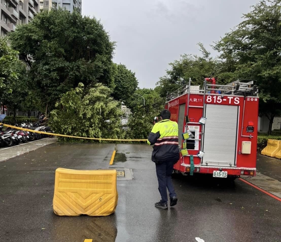 圖片說明:警員章翔杰、許躍騰、陳英豪等3員獲報冒雨趕赴現場疏導交通搶救。(記者戴昱弘翻攝)
