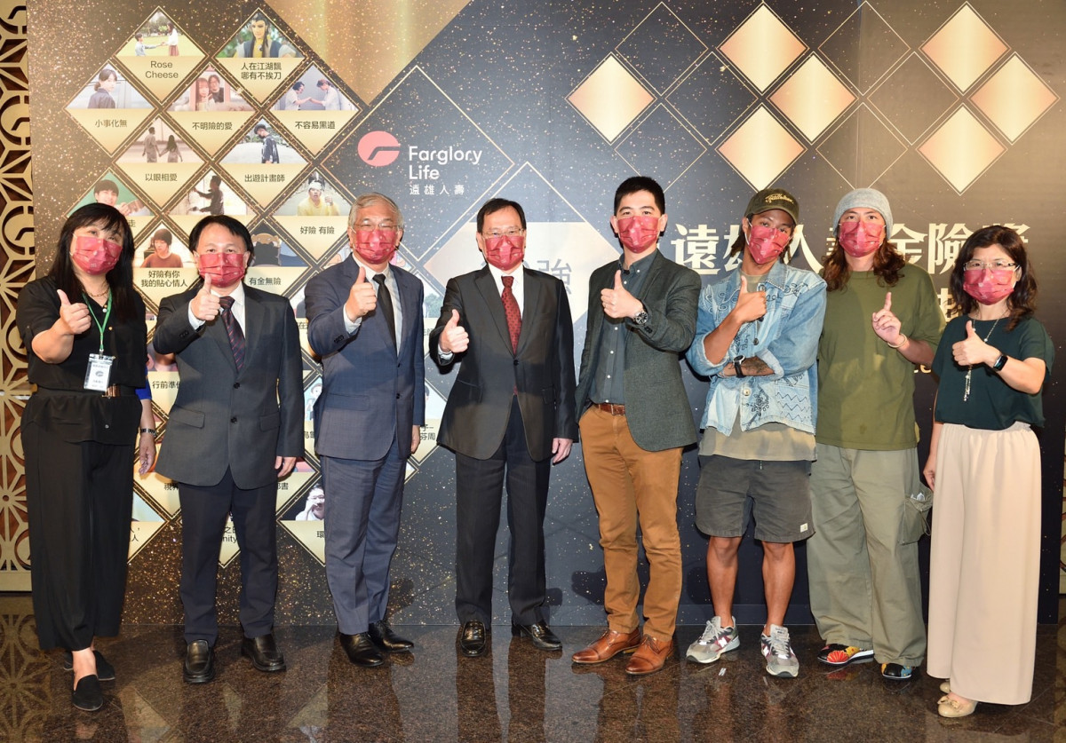 第四屆金險奬頒獎典禮盛大舉辦，遠雄人壽總經理趙學欣(左4)、資深副總經理呂志堅(左2)與金險顧問及評審親臨現場給予參賽同學鼓勵。（圖／遠雄人壽提供）