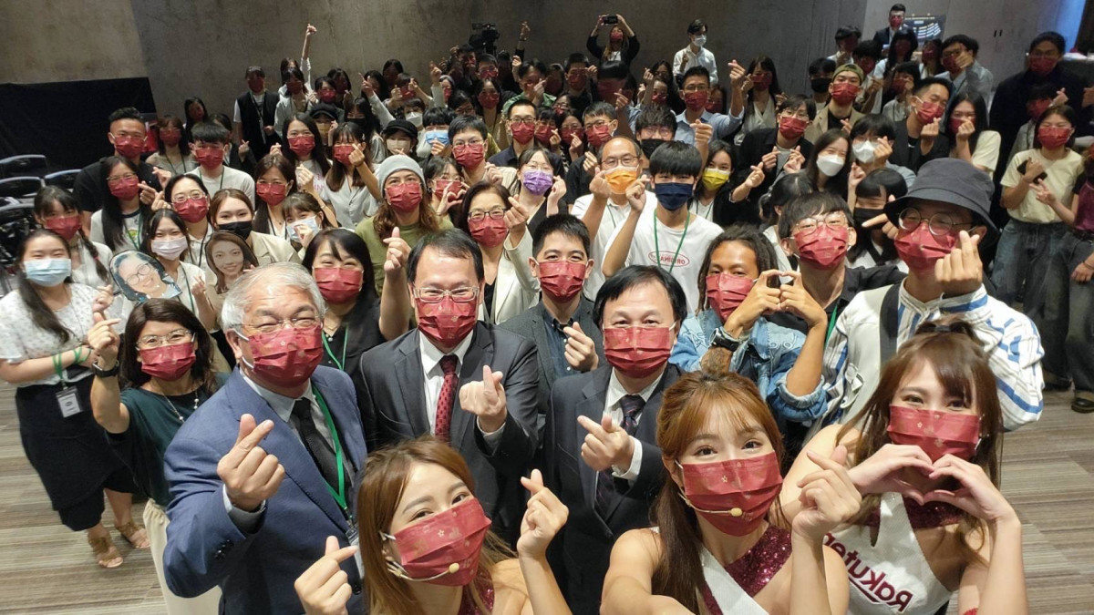遠雄人壽金險奬頒獎典禮人氣爆棚,桃猿啦啦隊女孩與眾多金險創意新星齊聚一堂。(圖/遠雄人壽提供)