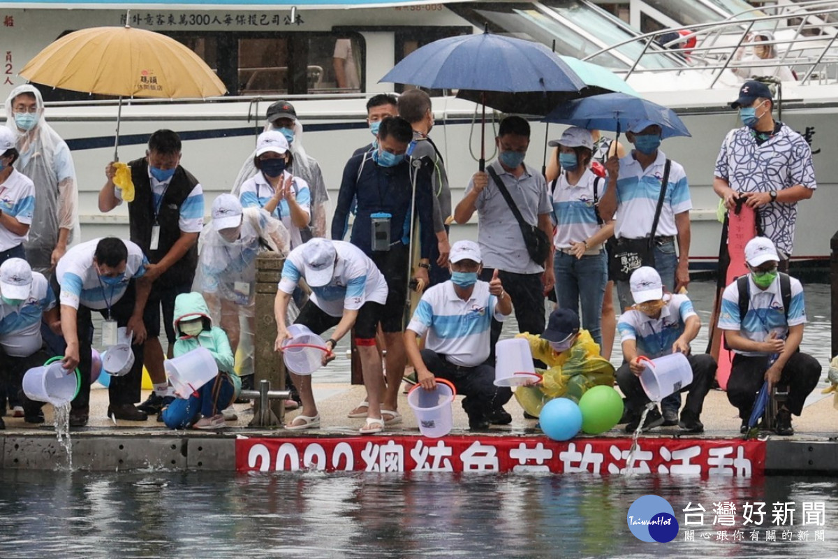 林明溱縣長、前總統馬英九、副縣長陳正昇等來賓,在明潭國小小朋友服務下,於水社碼頭放養1萬條總統魚(曲腰魚)魚苗。