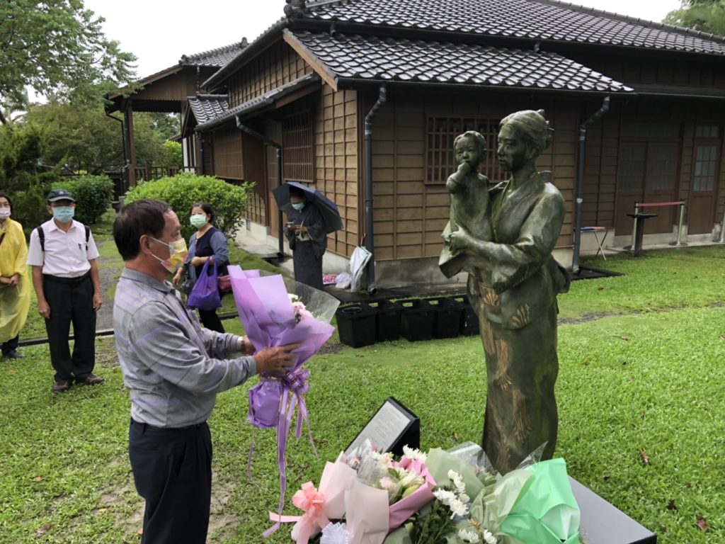 八田基金會董監事向八田夫人銅像獻花致意