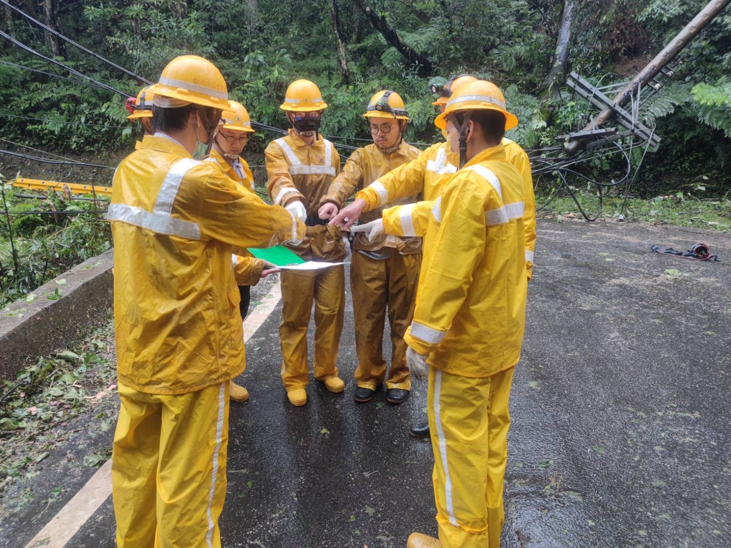圖片說明 : 新店山區電桿遭斷落樹木壓斷,台電工程人員前往更換。(圖:台電台北南區營業處)