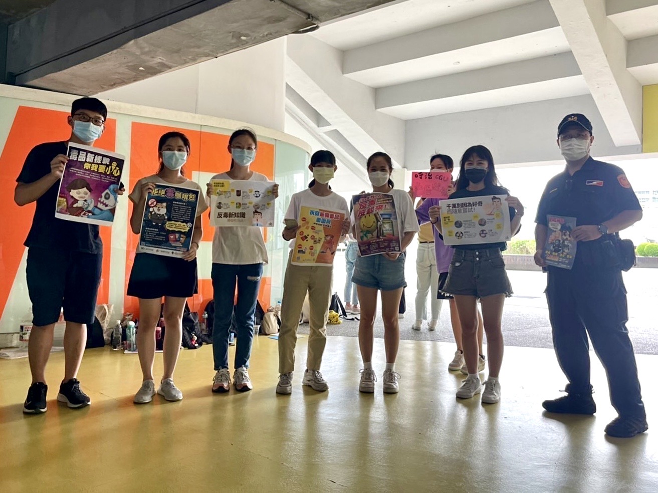 圖片說明 : 臺北市保大警利用「2022臺北城市博覽會」活動會場,手持反毒標語,向民眾及青少年宣導毒品對身體造成之危害。(記者宋紹誠翻攝)