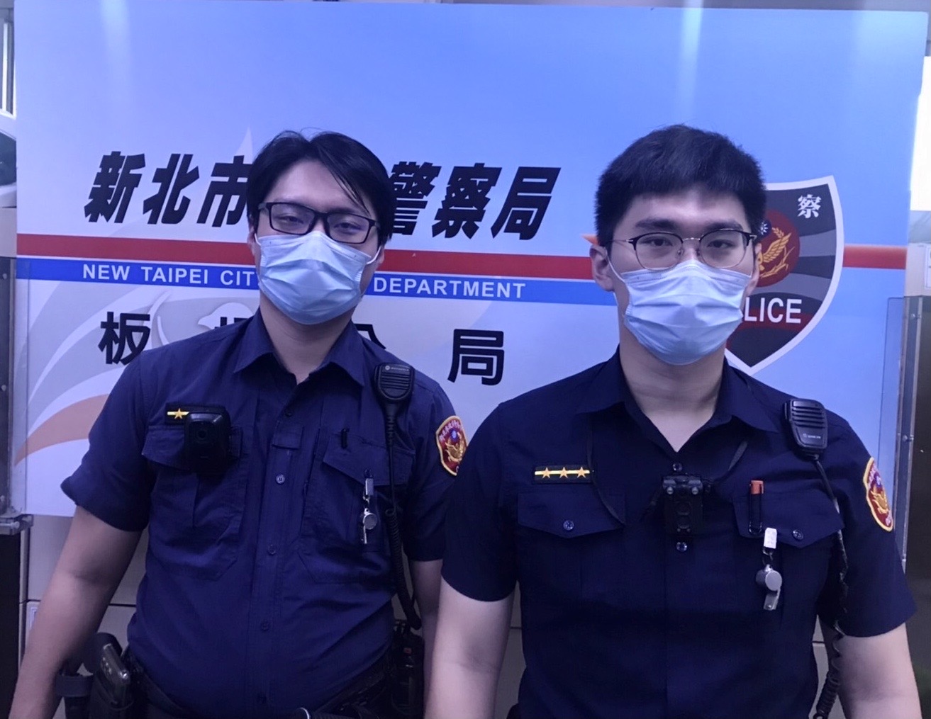 圖片說明:板橋分局後埔所員警(左)余仲翔、(右)陳應誠,緊急救援輕生男子。(記者戴昱弘翻攝)