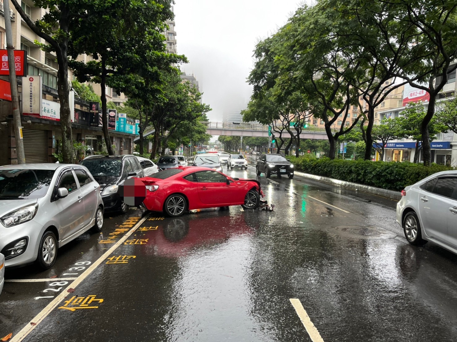 颱風天紅色86疑打滑撞路邊3車 警到場排除事故30分鐘恢復交通