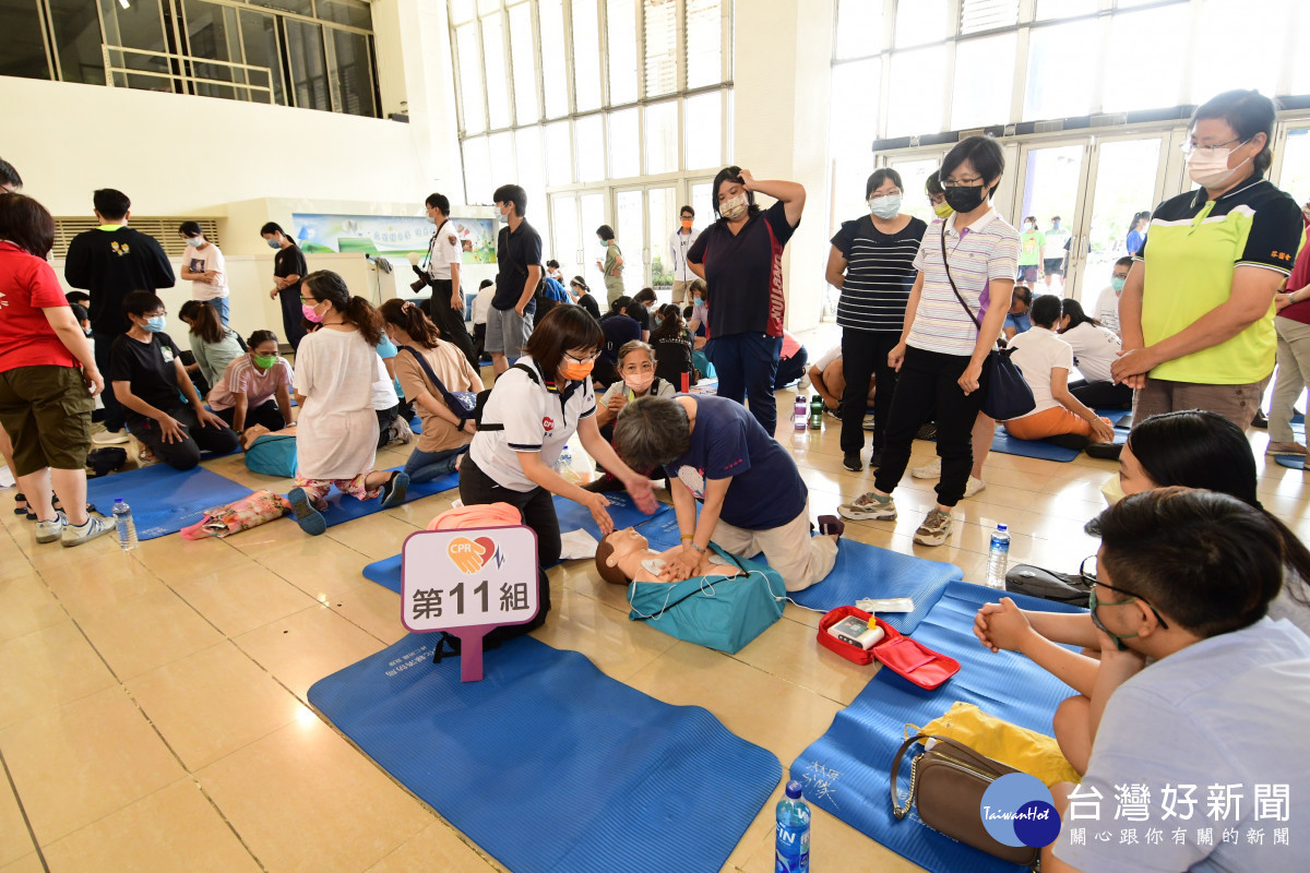 彰化26鄉鎮市CPR大串連,千人連線同時學習CPR。圖/記者鄧富珍攝