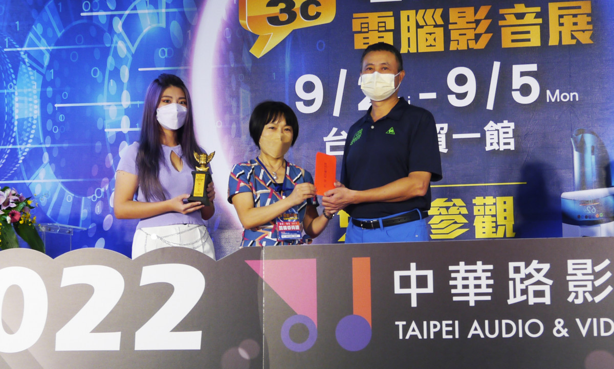 台北市新中華路影音電器街促進會黃意婷理事長為第二名參賽者頒獎。