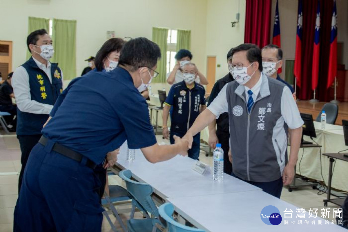 市長與警察局同仁握手致意。<br /><br /> <br /><br />