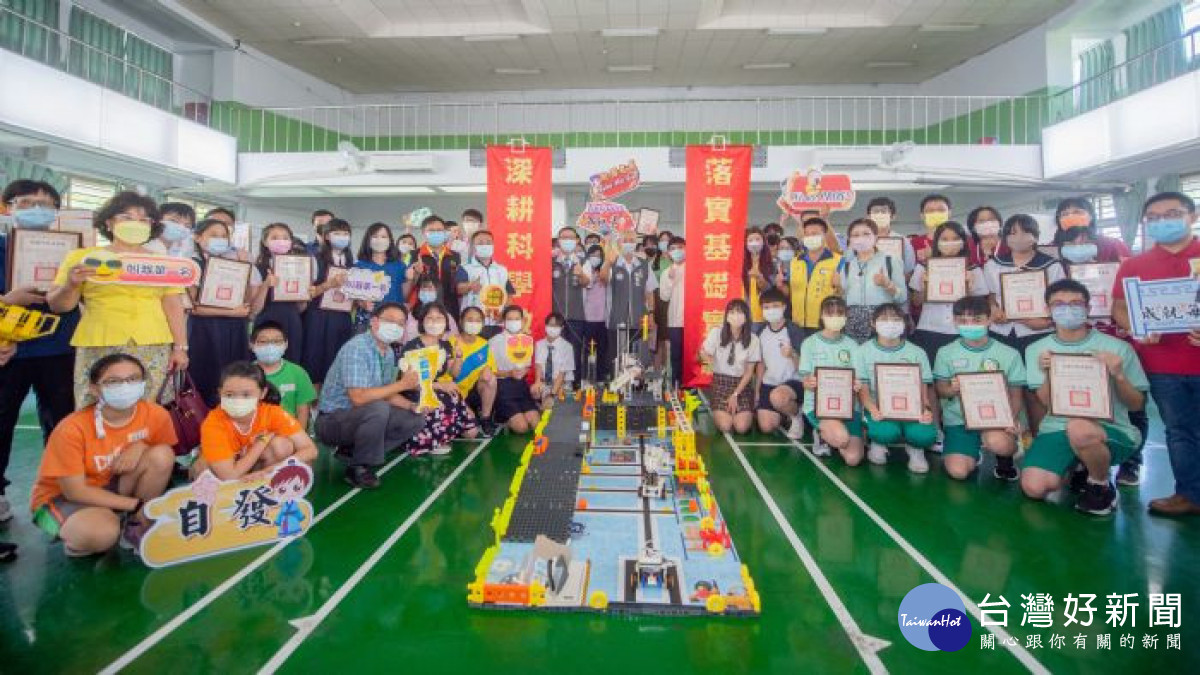 市府教育局舉行「科學盛宴 創意無限」頒獎典禮，表揚參加科學競賽表現優異的桃園學子。